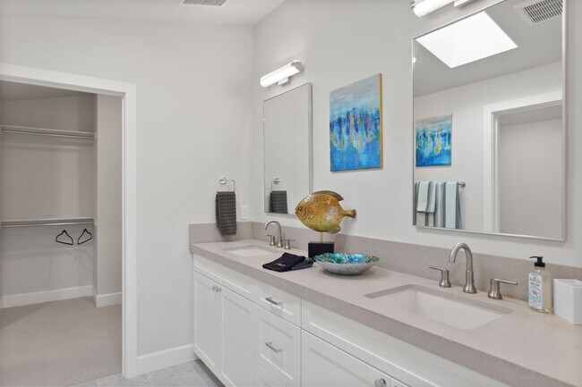 Building Photo - Carlsbad Townhome - 2 Blocks to the beach