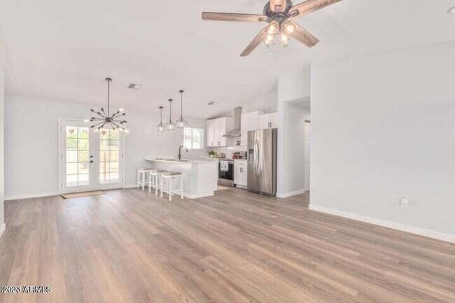 Building Photo - 1624 W Geneva Dr