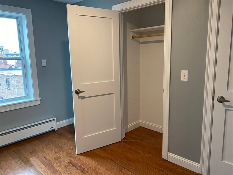 Building Photo - 34 Chelsea Ter