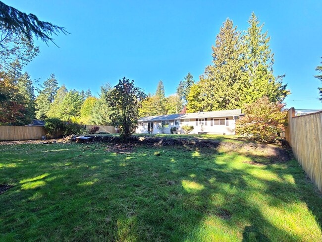 Building Photo - Charming 3Bd/2Ba Kirkland Home with Huge Yard!