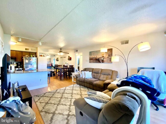 Building Photo - 5200 Hilltop Dr