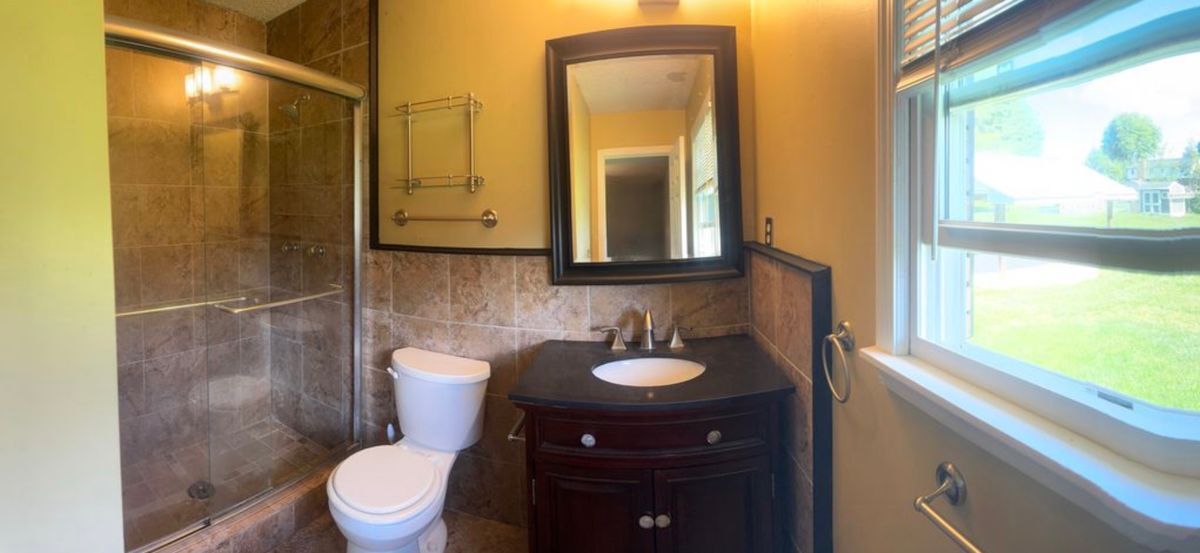 Building Photo - 806 Lois Ln