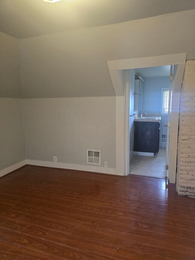 Building Photo - 3 bedroom 2 bath house