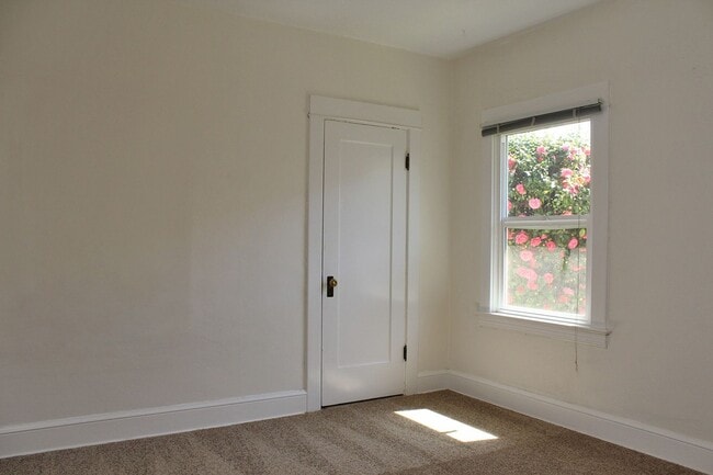 Building Photo - 3006 NE 66th Ave
