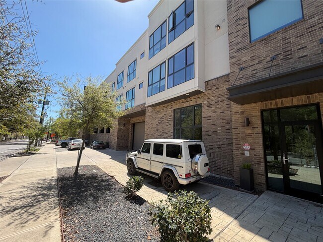 Building Photo - 2727 Houston Ave