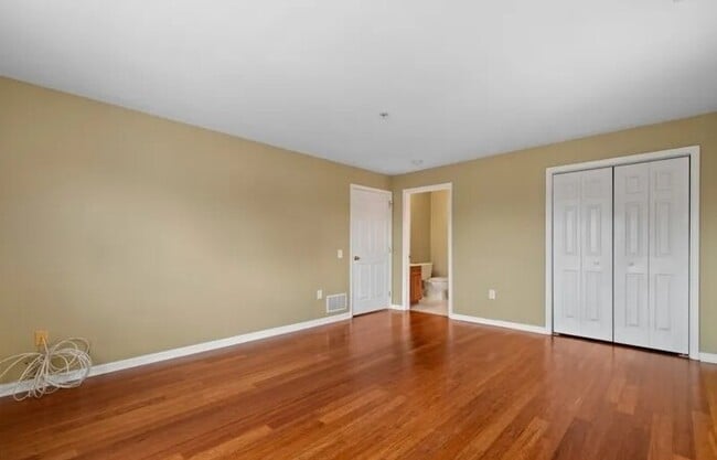 Building Photo - Modern 2BR / 2BA Condo with Balcony & Parking at Union Square – Hackensack