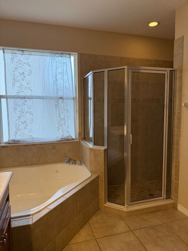 Building Photo - 3227 Lake Jean Dr