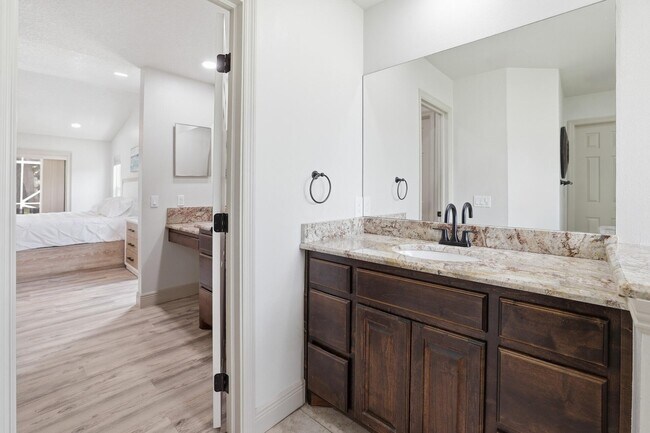 Building Photo - 15600 Rolling Meadows Cir