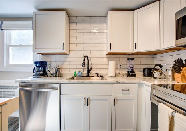 Building Photo - 156 Rodney Ct