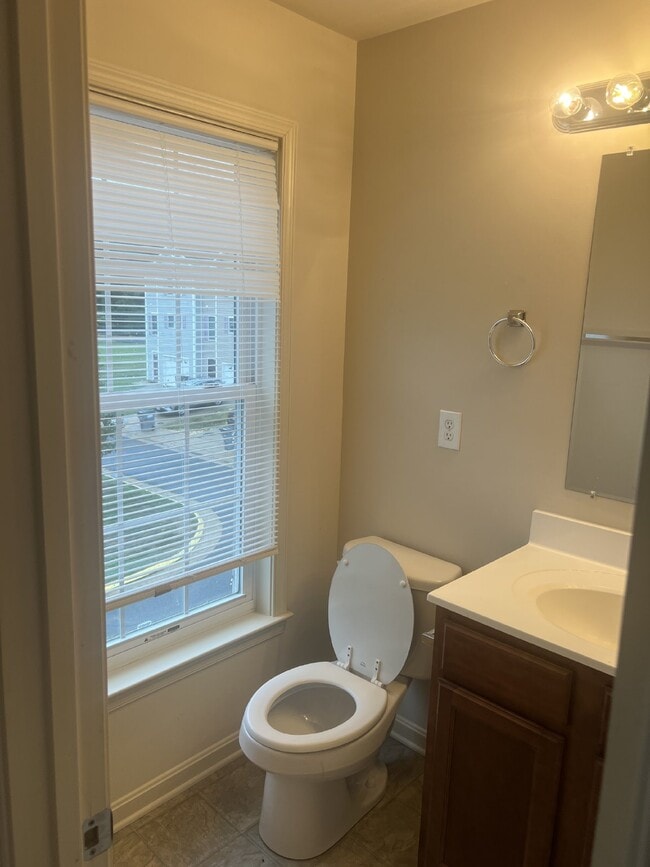 Building Photo - Spacious End-Unit Townhouse with 3 Beds, 3...