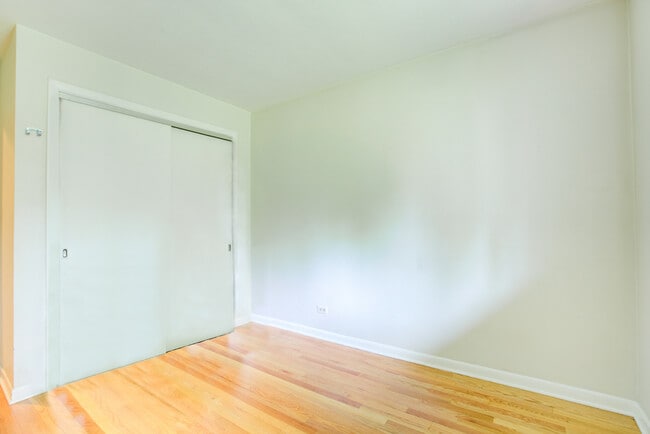 Building Photo - 24W360 Hemlock Ln