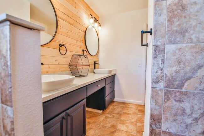 Building Photo - PRE-LEASING: Beautifully Updated 3 Bedroom Home