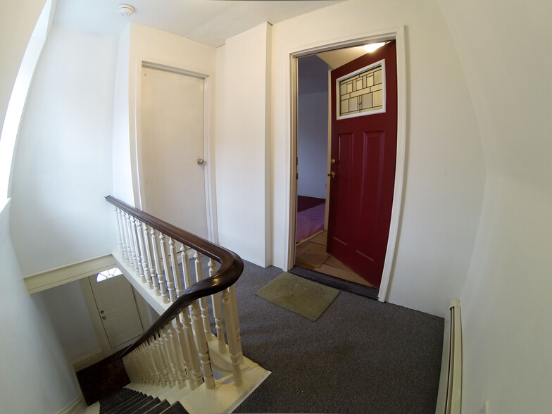 Primary Photo - 52 Main St