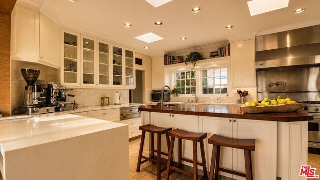 Building Photo - 8740 St Ives Dr