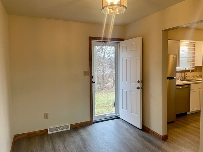Building Photo - 2904-2910 Tamarack Drive