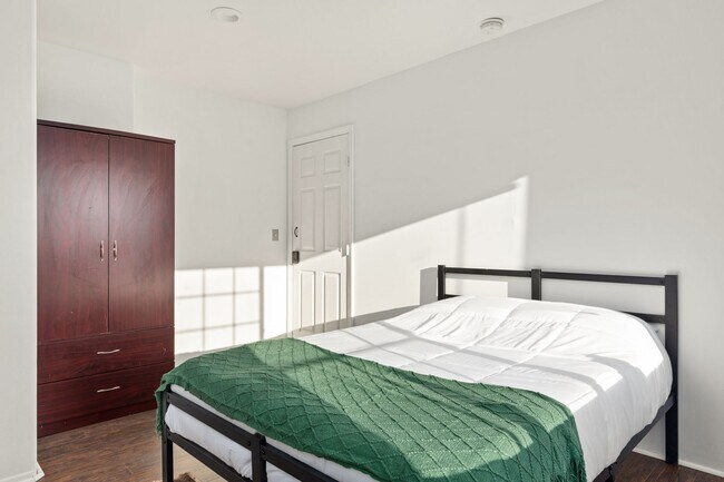 Building Photo - 10777 Ashton Ave