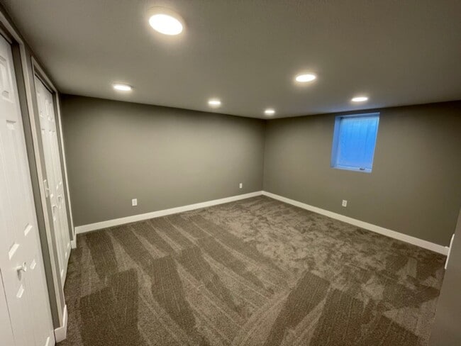 Building Photo - Updated, Modern, 4 Bed, 2 Bath, 3+Car Garage