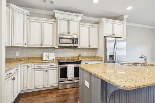 Building Photo - 3 BR/2.5 BA Luxury Townhome