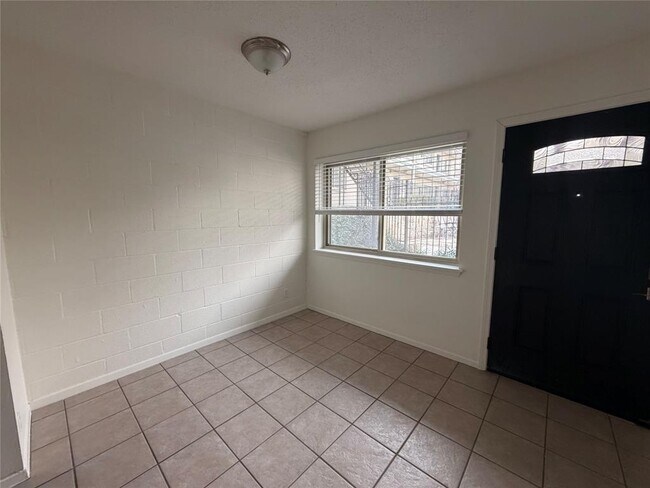 Building Photo - 1202 Newning Ave