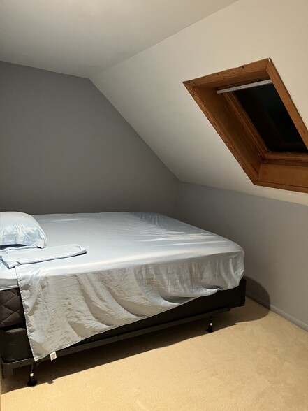 bedroom - 636 Cliff St