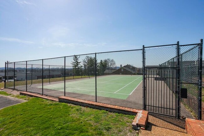 Building Photo - Beautiful 3 Bed Brentwood Townhome!