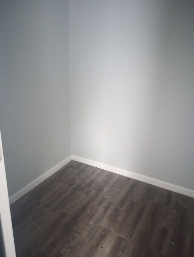 Building Photo - Spacious 3-bedroom Brick House