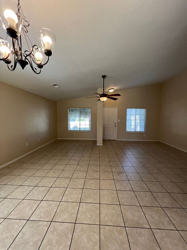 Building Photo - 2902 Tar Springs Ave