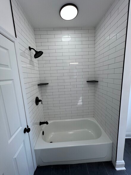 Building Photo - 921 W 3rd St