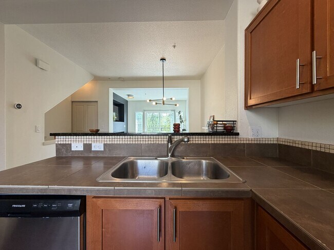 Building Photo - 10721 NE Gateway Pl