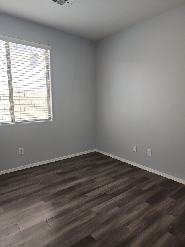 Building Photo - "Charming Anthem Retreat: 3-Bed, 2-Bath Ge...