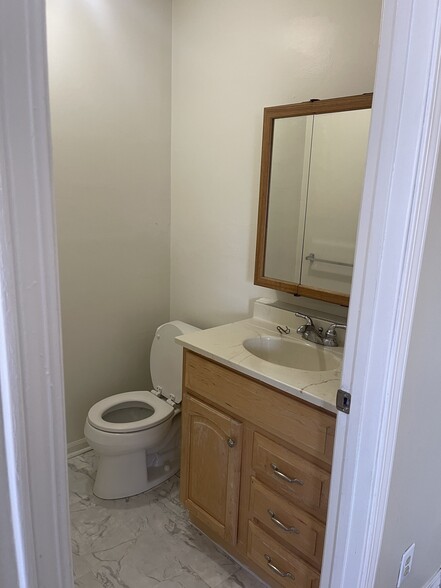 Building Photo - 2330 Parkland Ave