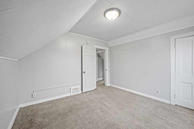 Building Photo - Newly Renovated 3 Bed 2 Bath Home in St Paul