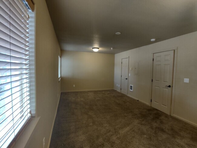 Building Photo - NW 3x2 townhome with primary bedroom on the main level