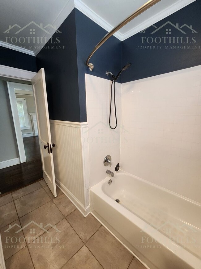 Building Photo - 709 E Calhoun St