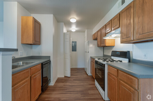 2BR, 1BA - 1164 SF - Kitchen - Quail Hollow