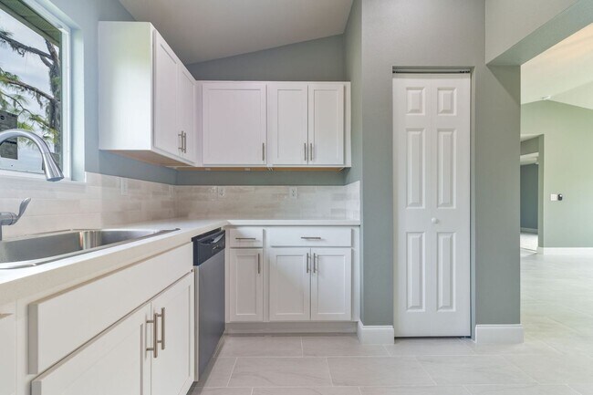 Building Photo - 2462 Ensenada Ln