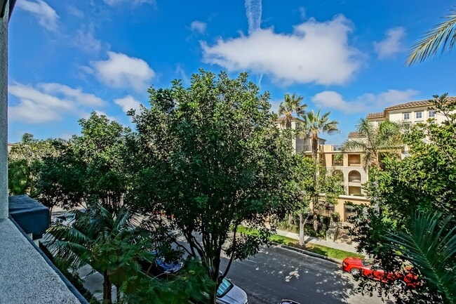 Building Photo - Bright & Airy, Recently Updated 3rd Floor Apartment in the Catalina Building Across from Central ...