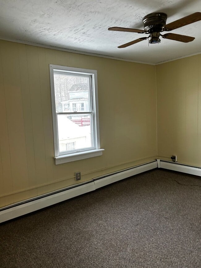 Building Photo - Welcome To This Charming 3-Bedroom, 1-Bathroom Home Located in the Heart of Carbondale, PA.