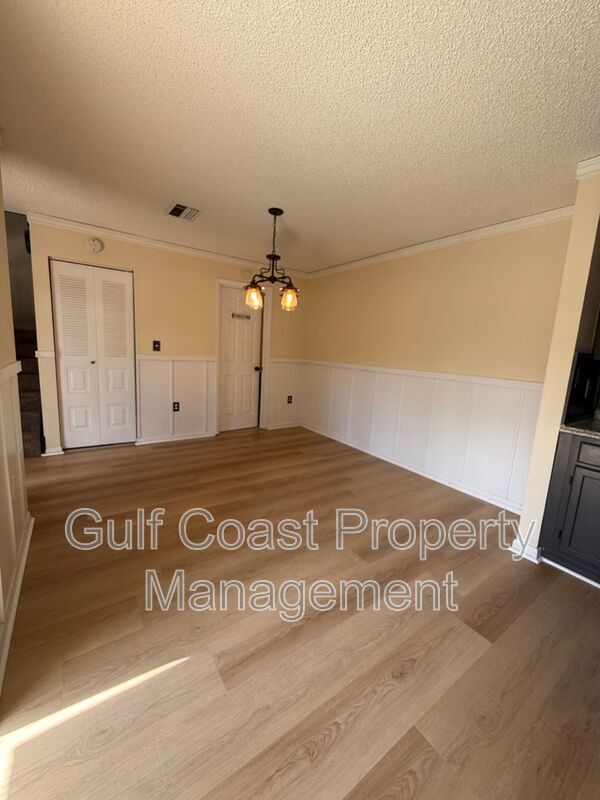 Building Photo - 5249 Cedarbend Dr