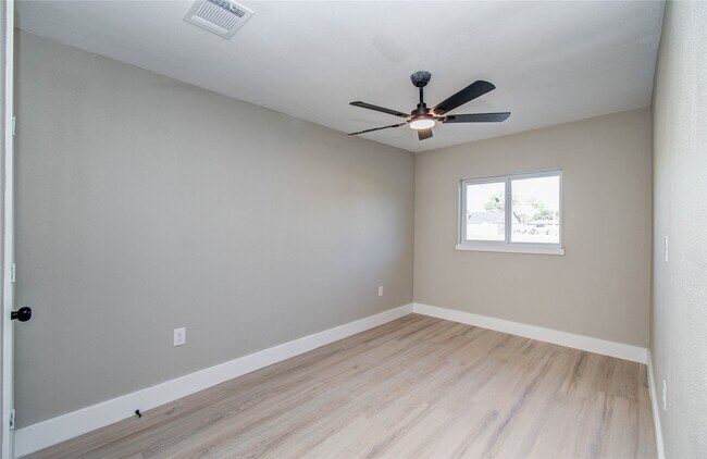 Building Photo - 7918 Bayside Dr