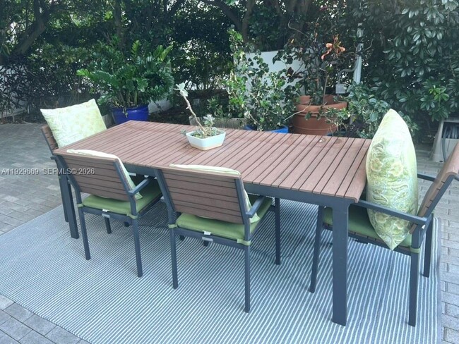 Building Photo - 1000 South Pointe Dr