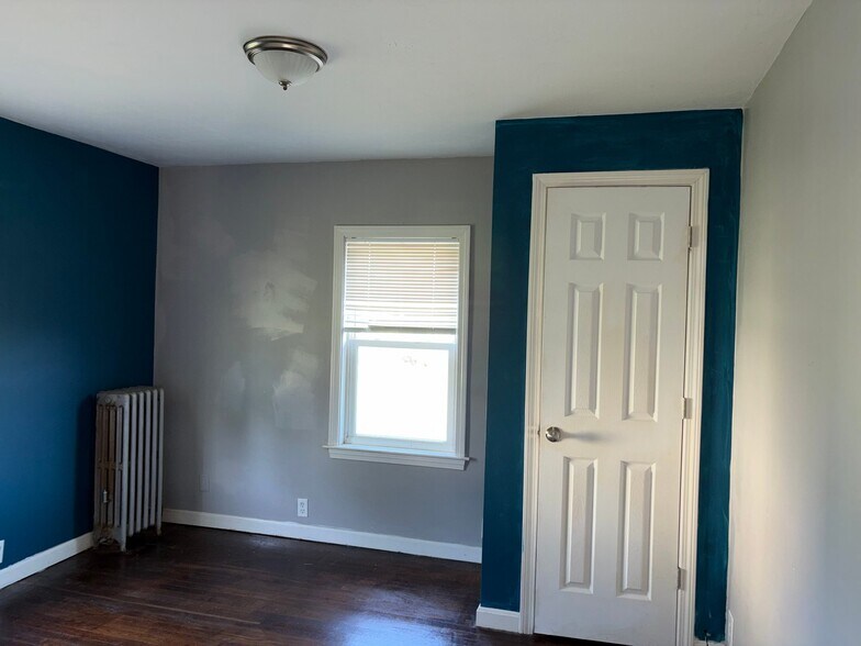 Building Photo - 588 Hartford Ave W