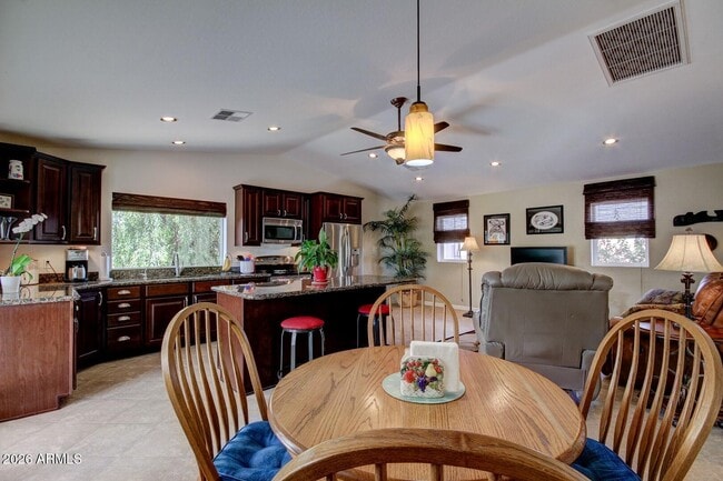 Building Photo - 6012 W Grovers Ave