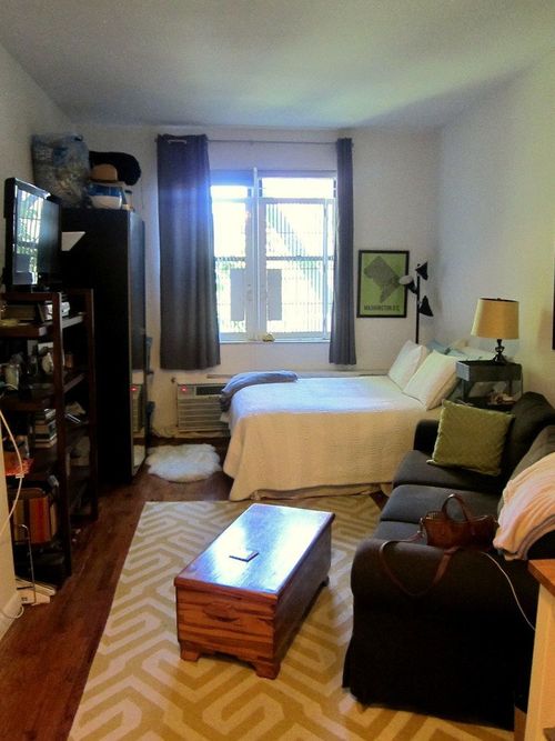 Building Photo - 220 E 10th St