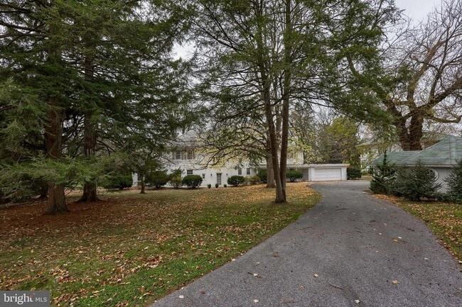 Building Photo - 226 E Caracas Ave