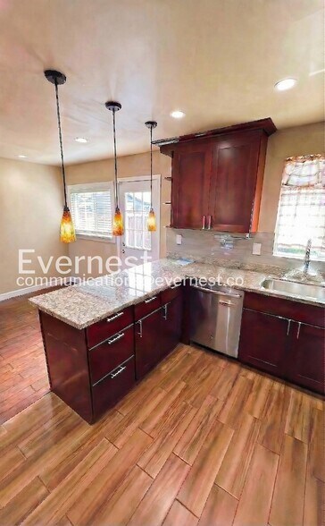 Building Photo - 1936 Shoreview Ave