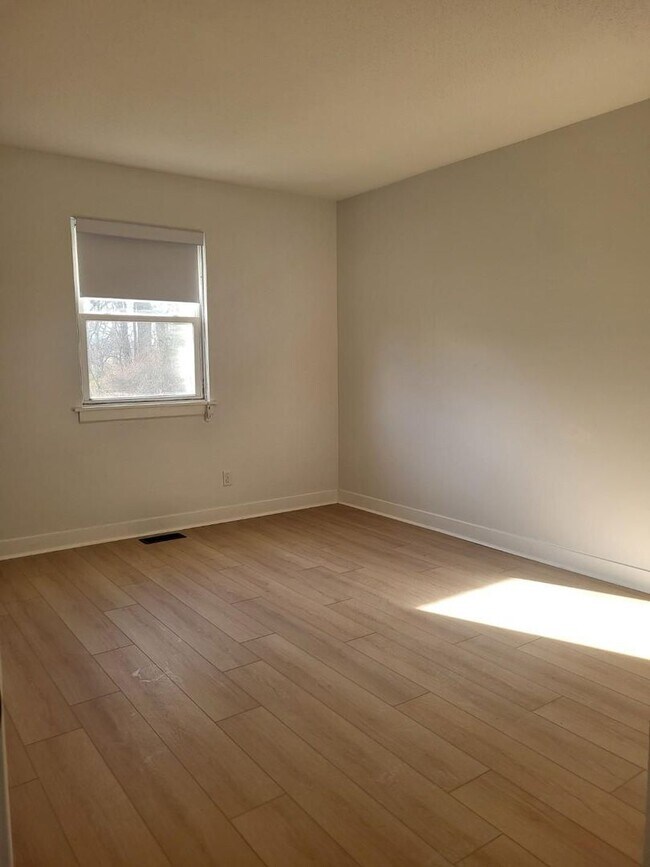 Building Photo - *Newly Renovated* Premium Style 2-Bedroom Apartment Home