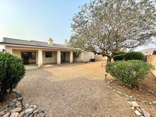 Building Photo - Nice 3 Bedroom 2 Bath Home in Chaparral Mesa!