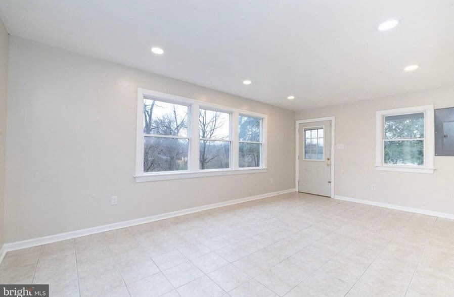 Building Photo - 6731 Middle Rd