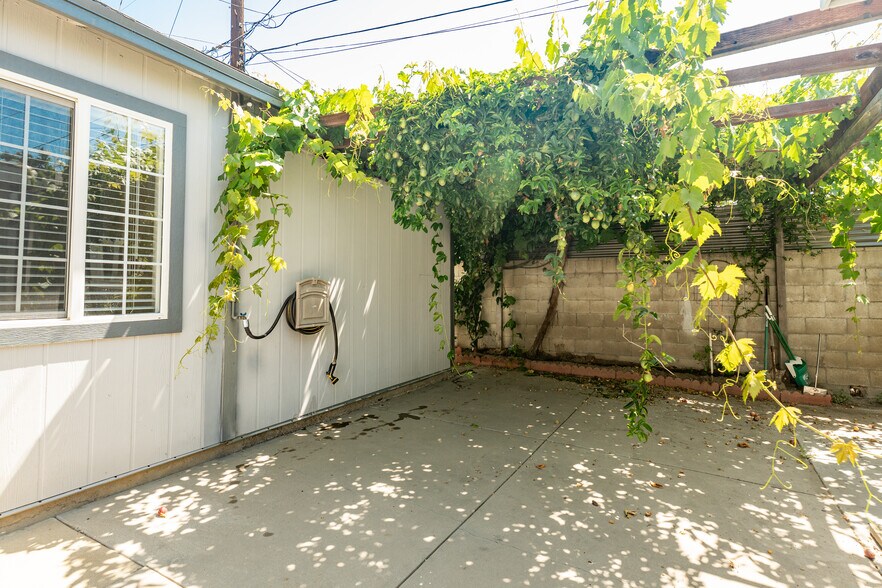 Building Photo - 5860 Beck Ave